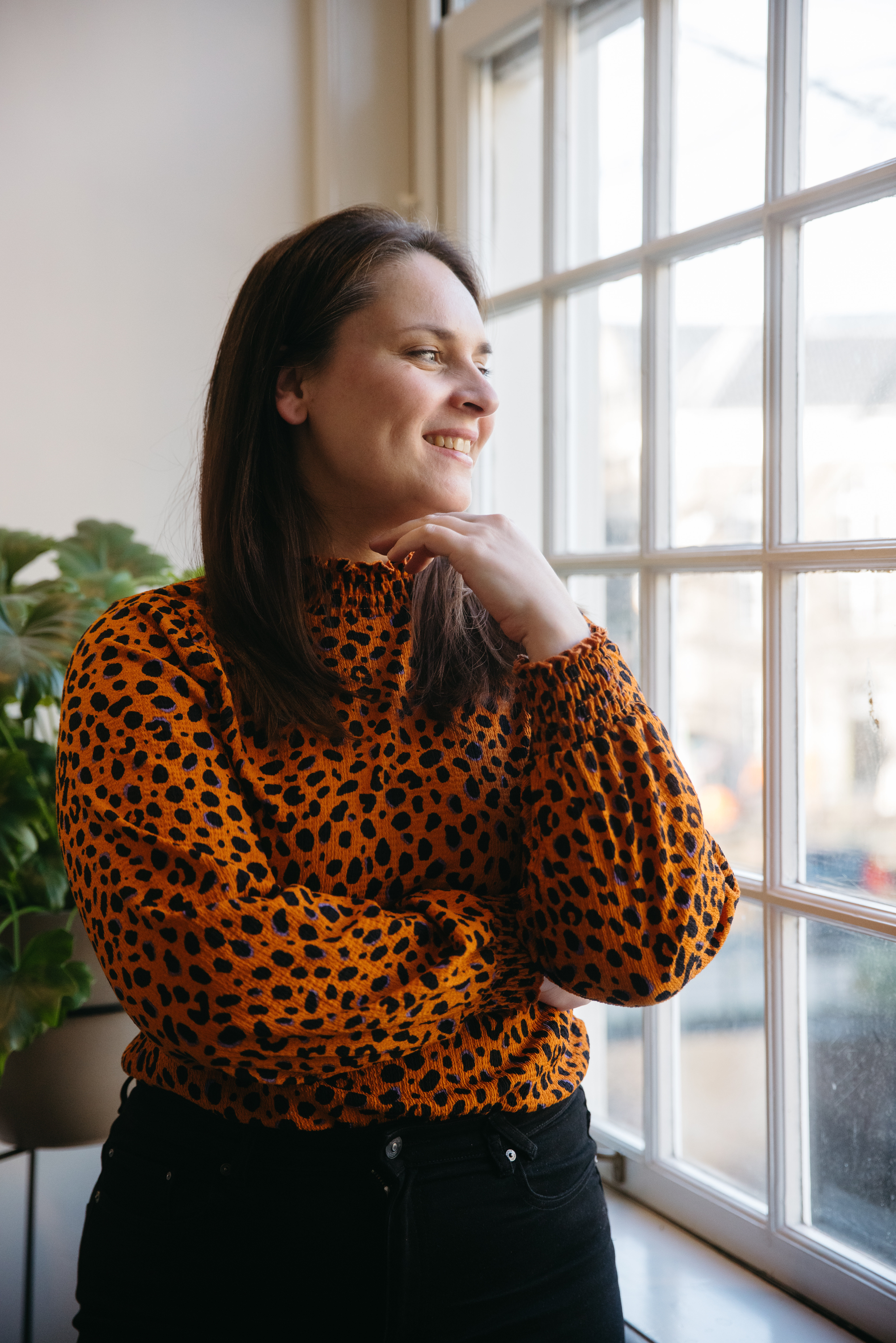 Renée Hulst bij het raam